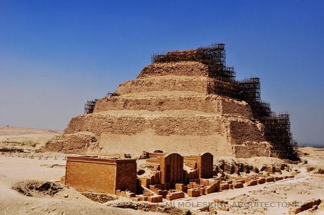 LA PIRÁMIDE Y EL COMPLEJO DE ZOSER EN SAQQARA