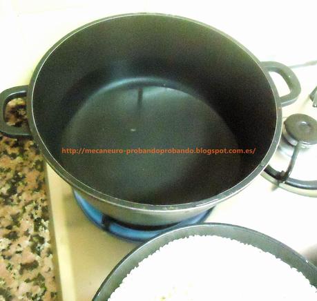 Arroz a la cubana: hervir el agua