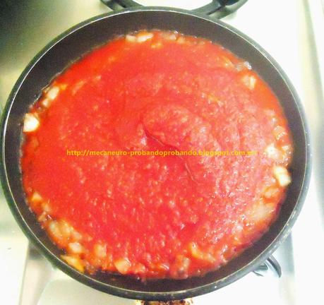 Arroz a la cubana: Freir el tomate