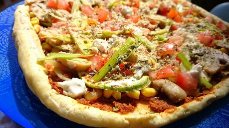 Pizza casera vegana con paté de tomates secos y almendras y verduras
