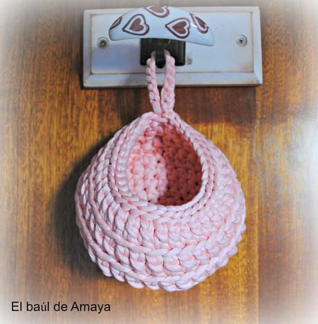 CESTO DE TRAPILLO ROSA PARA COLGAR