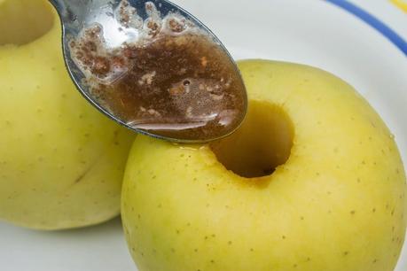 Manzana asada rellena de pipas caramelizadas
