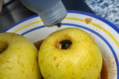Manzana asada rellena de pipas caramelizadas