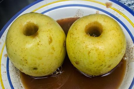Manzana asada rellena de pipas caramelizadas