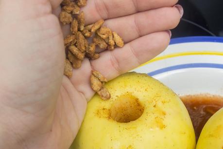 Manzana asada rellena de pipas caramelizadas