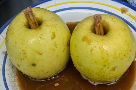 Manzana asada rellena de pipas caramelizadas