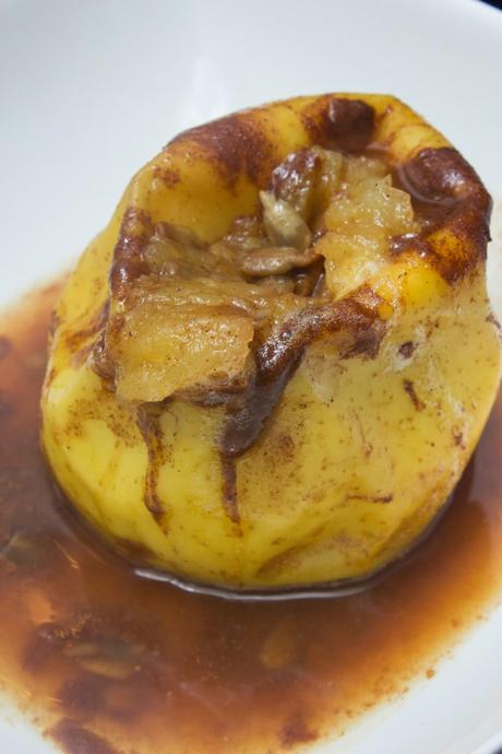 Manzana asada rellena de pipas caramelizadas