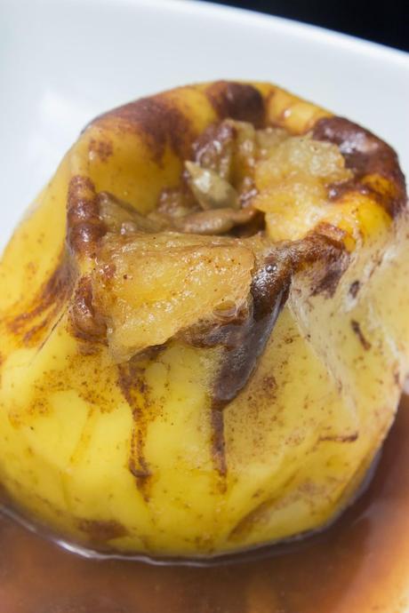 Manzana asada rellena de pipas caramelizadas