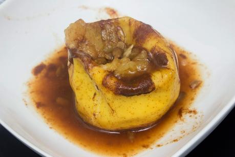 Manzana asada rellena de pipas caramelizadas