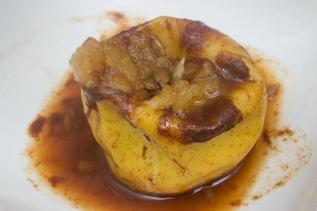 Manzana asada rellena de pipas caramelizadas