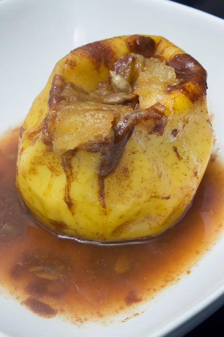 Manzana asada rellena de pipas caramelizadas