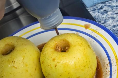 Manzana asada rellena de pipas caramelizadas