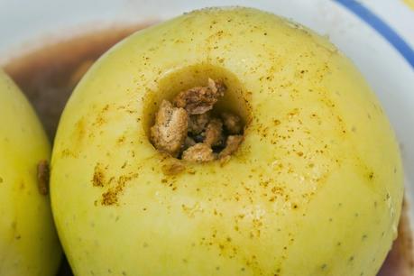Manzana asada rellena de pipas caramelizadas