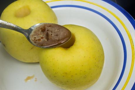 Manzana asada rellena de pipas caramelizadas