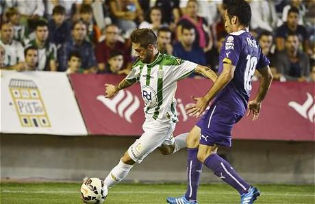 El centrocampista argentino del Córdoba Fede Cartabia (izq.) centra el balón junto al defensa del Espanyol Juan Fuentes (der.) durante el partido.