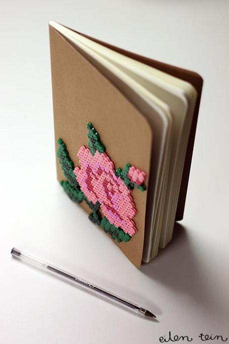 Libreta con adorno de rosa punto de cruz en Hama beads