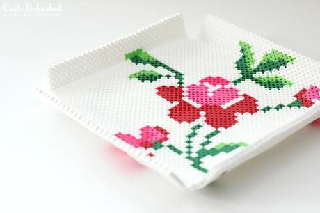 bandeja DIY con esquema de punto de cruz en Hama beads