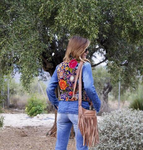 Look setentero folk con pantalón de campana