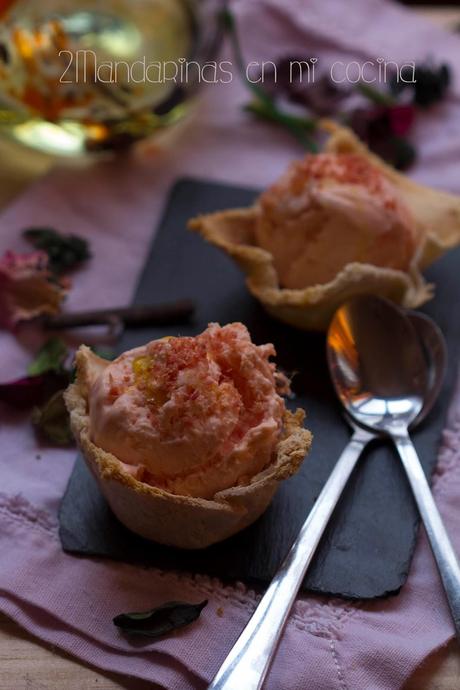 Helado de tomate con aceite y sal de jamón  sobre tulipa de pan de molde