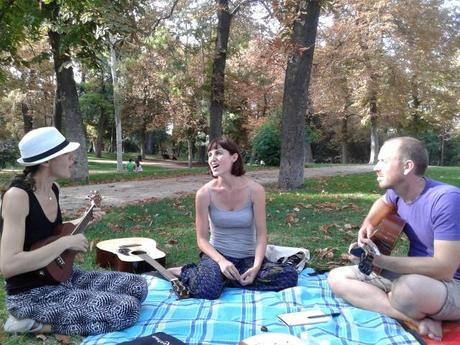 Sol, Beatriz y Wynn en un ensayo