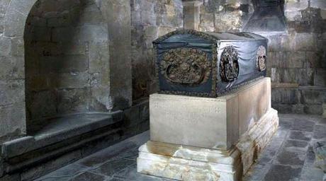 Ataúd de plomo donde descansa la momia de Peder Winstrup, en la cripta de la catedral de Lund (Suecia)