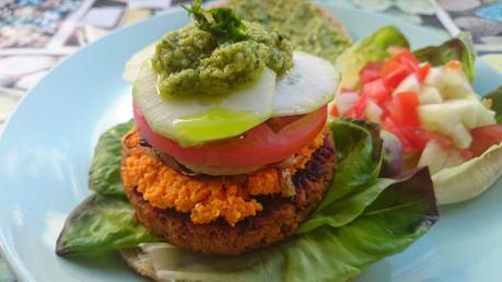 Hamburguesa vegetal mediterránea Vegesan con hummus de zanahoria y salsa de aguacate