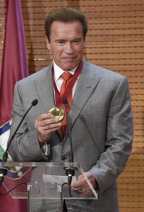 Arnold Schwarzenegger Medalla Embajador Madrid Destino