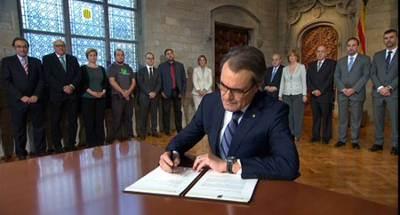 Mas firma la consulta La doble pregunta de la consulta catalana