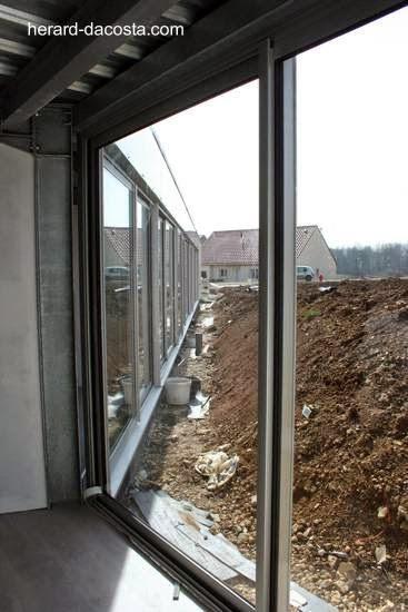 Otra perspectiva descubre a los ojos el desnivel Vista desde el interior por una ventana de la residencia