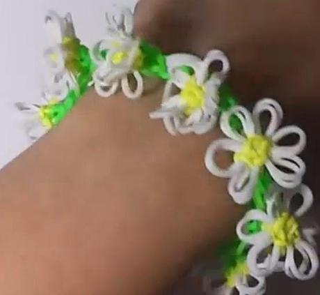 Cómo hacer una pulsera de gomas con flores