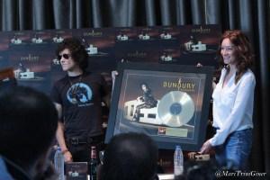 Bunbury sigue sorprendiendo con su música y recibiendo discos de oro Bunbury sigue sorprendiendo con su música y recibiendo discos de oro