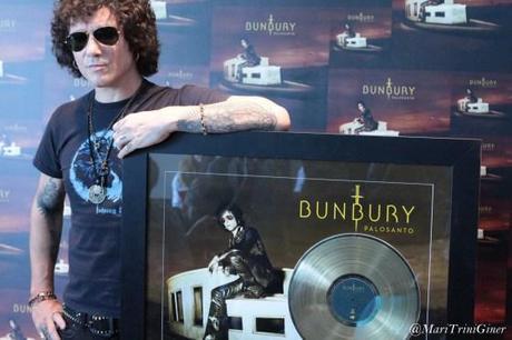 Bunbury tras recibir su disco de oro de la mano de Warner Music Spain al finalizar la rueda de prensa en el Círculo de Bellas Artes. Madrid
