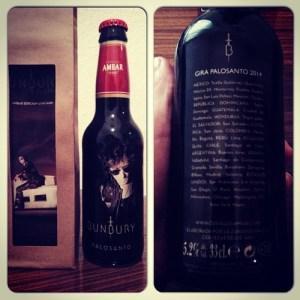 Bunbury sigue sorprendiendo con su música y recibiendo discos de oro Botella de cerveza Ambar, edición limitada con la imagen del disco Palosanto.