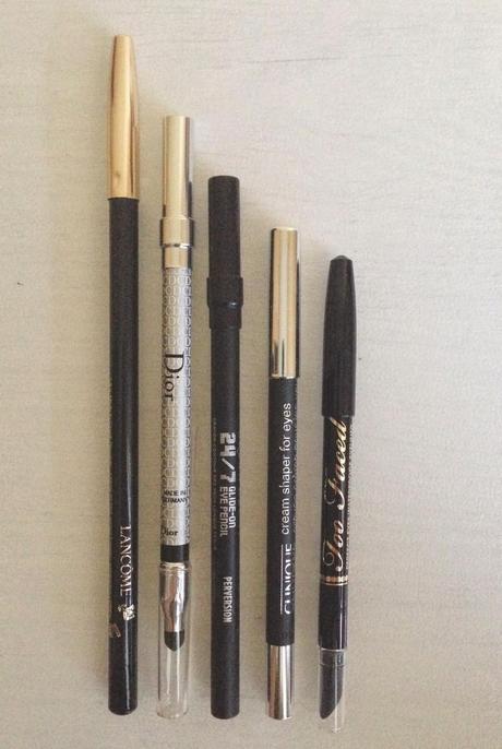 Lápices negros de ojos a examen