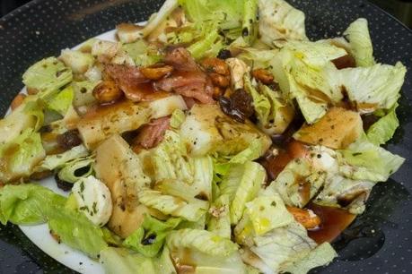 Ensalada de salmón y frutos secos en salsa de frutos rojos