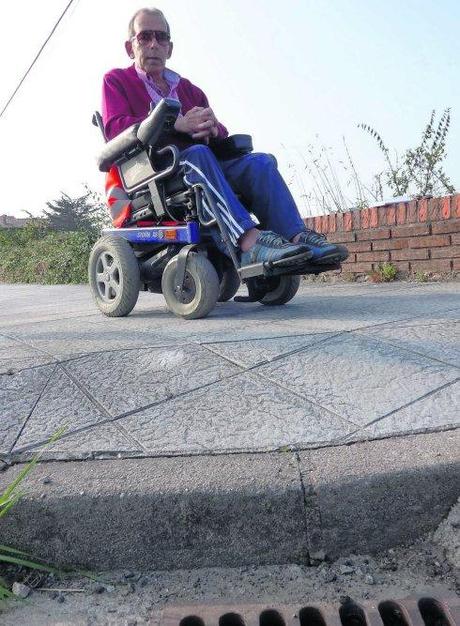 El bordillo le impide cruzar la acera a la altura de Peña Pobre. 