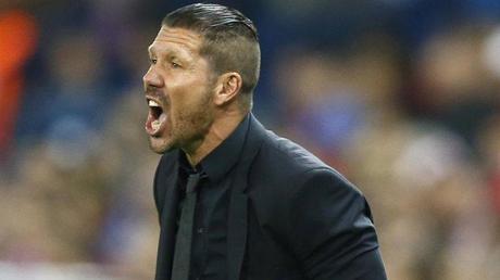 Cholo Simeone anima a los suyos desde la banda Cholo Ponga usted a un Cholo en su banda infobae com