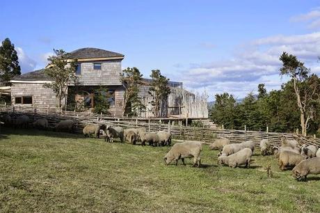 Hotel Rustico y Moderno en Chiloe  /  Rustic and Modern Hotel in Chiloe