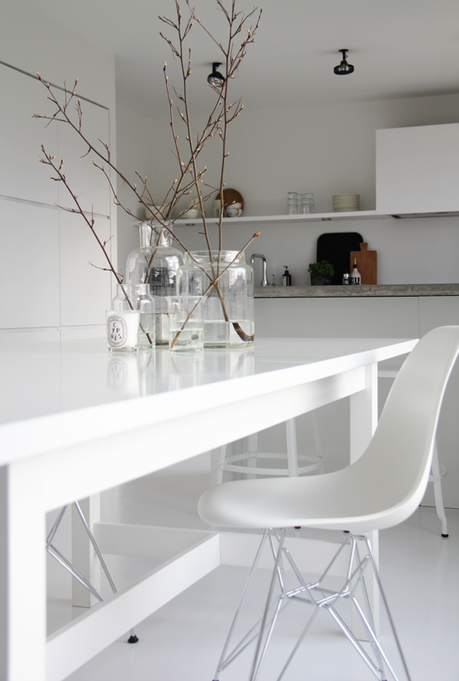 Nuevo estilo nórdico minimalista muebles de ikea muebles de diseño Minimalismo en blanco distribución diáfana decoración noruega nórdica decoración en blanco decoración de comedores y salones minimalistas cocinas blancas modernas 
