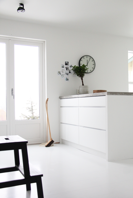 Nuevo estilo nórdico minimalista Nuevo estilo nórdico minimalista muebles de ikea muebles de diseño Minimalismo en blanco distribución diáfana decoración noruega nórdica decoración en blanco decoración de comedores y salones minimalistas cocinas blancas modernas