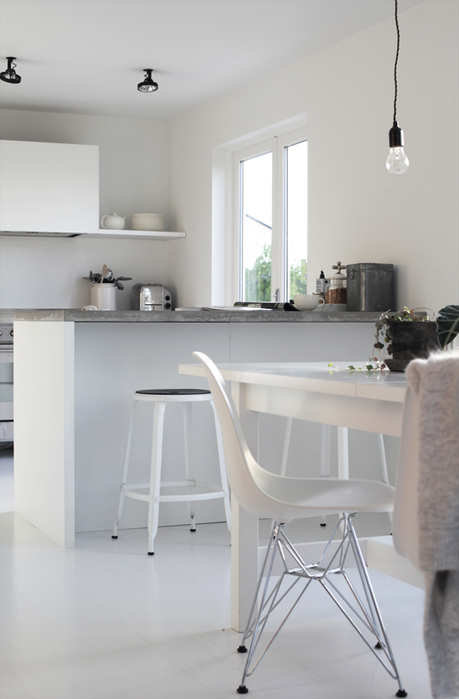 Nuevo estilo nórdico minimalista muebles de ikea muebles de diseño Minimalismo en blanco distribución diáfana decoración noruega nórdica decoración en blanco decoración de comedores y salones minimalistas cocinas blancas modernas 