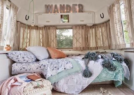 La transformación de una caravana Airstream en un sueño bohemio y chic