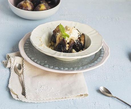 HIGOS AL WHISKY CON CHANTILLY DE MENTA Y CRUMBLE