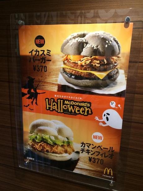 McDonald's lanza una hamburguesa negra en Japón por Halloween.