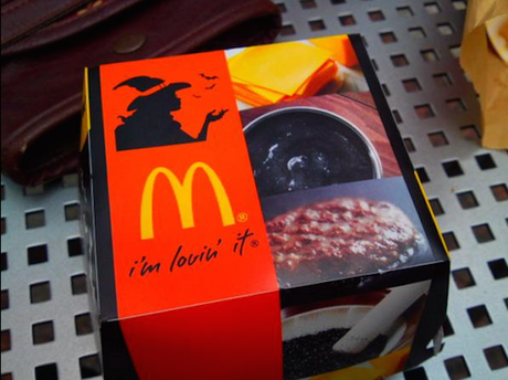 McDonald's lanza una hamburguesa negra en Japón por Halloween.