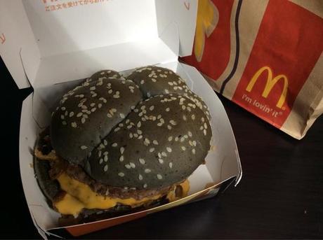 McDonald's lanza una hamburguesa negra en Japón por Halloween.