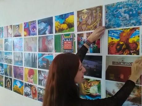 Gloria Morán instalando el Photocall