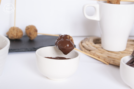 Bolitas de galleta con mantequilla y nuez de Macadamia Bolitas de galleta con mantequilla y nuez de Macadamia