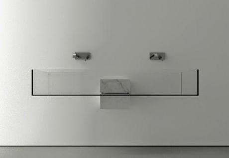 Diseño minimalista en lavabo de mármol y cristal