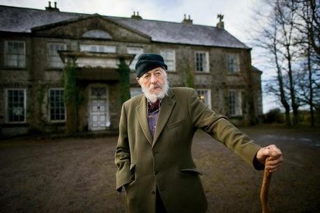 HUMOR Y TRAGEDIA, DE LA MANO